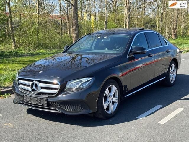 Zwart Gebruikt 2016 Mercedes E220 Prestige Sedan | € 15.499 (Eerlijke prijs) - Afbeelding 1/4