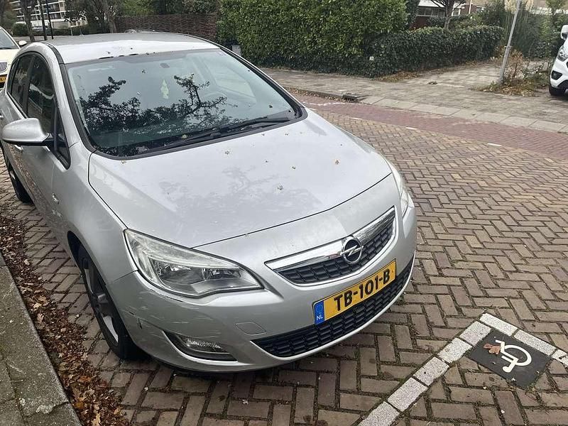 Grijs Gebruikt 2010 Opel Astra Sport Hatchback | € 3.950 (Goede deal) - Afbeelding 1/4