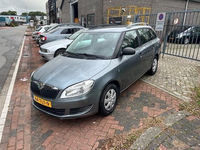 Grijs Occasion 2012 Skoda Fabia Hatchback | € 3.499 (Eerlijke prijs) - Afbeelding 1/4