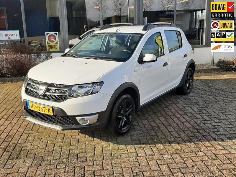 Wit Occasion 2015 Dacia Sandero Lauréate Hatchback | € 7.495 (Super prijs) - Afbeelding 1/4