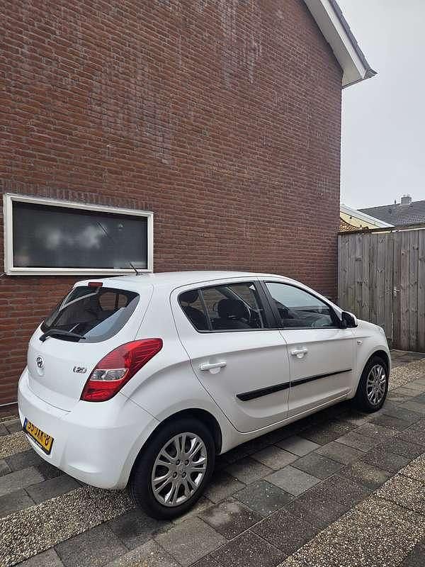 Wit Occasion 2009 Hyundai i20 Dynamiq MPV | € 3.500 (Iets duurder) - Afbeelding 1/4