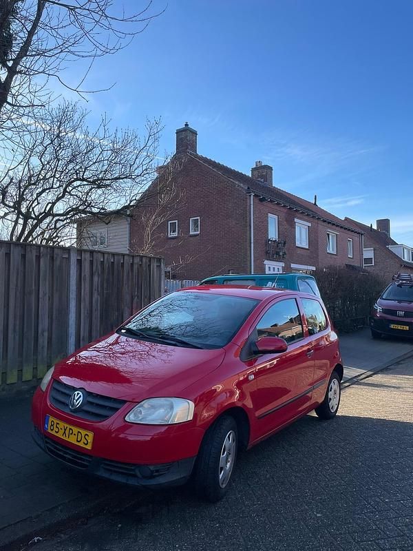 Rood Occasion 2008 VW Fox Trendline Hatchback | € 1.350 (Eerlijke prijs) - Afbeelding 1/4