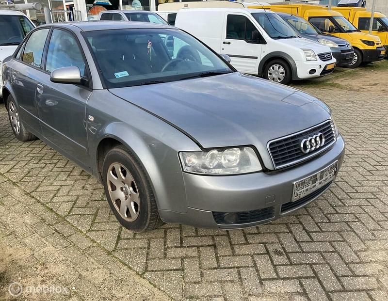 Zilver (metallic) Gebruikt 2001 Audi A4 Sedan | € 599 (Super prijs) - Afbeelding 1/4