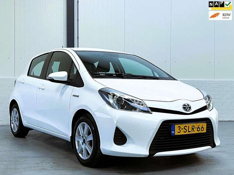 Wit Gebruikt 2013 Toyota Yaris Hybrid Hatchback | € 7.950 (Iets duurder) - Afbeelding 1/4