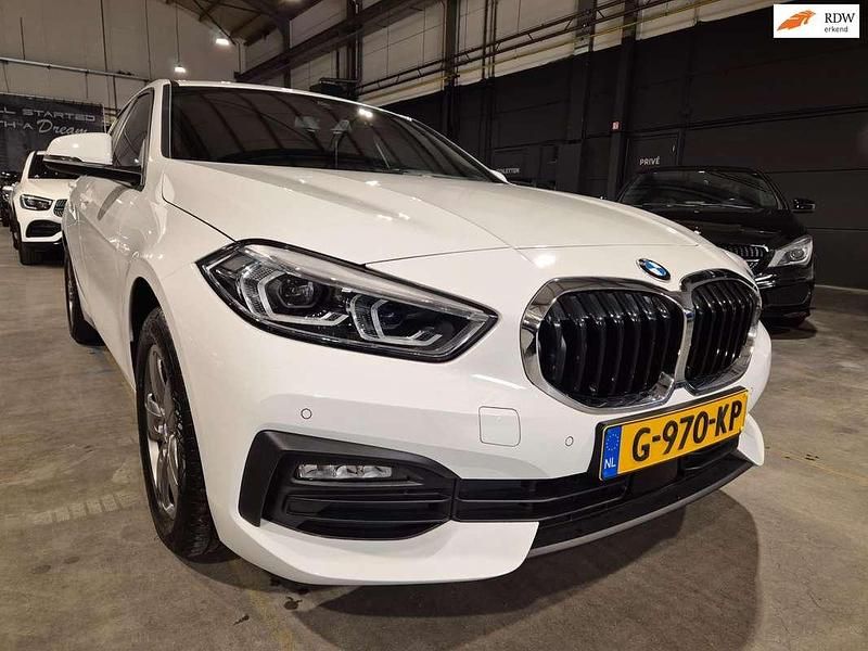 Wit Gebruikt 2019 BMW 118 Executive Hatchback | € 21.649 (Eerlijke prijs) - Afbeelding 1/4