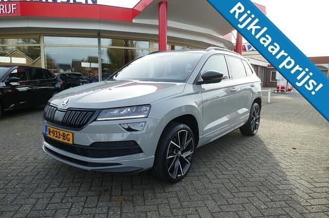 Grijs (metallic) Gebruikt 2022 Skoda Karoq SportLine SUV | € 29.950 (Eerlijke prijs) - Afbeelding 1/4