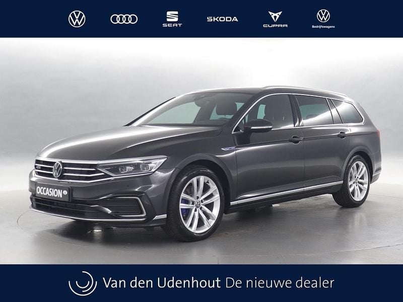 Grijs, metallic lak Gebruikt 2023 VW Passat Business Stationwagen | € 37.090 (Goede deal) - Afbeelding 1/4