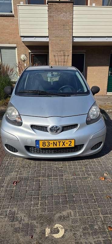 Grijs Gebruikt 2010 Toyota Aygo Hatchback | € 1.800 (Goede deal) - Afbeelding 1/4