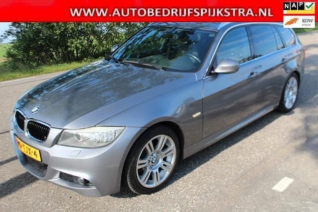 Grijs Gebruikt 2012 BMW 318 M Sport Stationwagen | € 7.950 (Eerlijke prijs) - Afbeelding 1/4