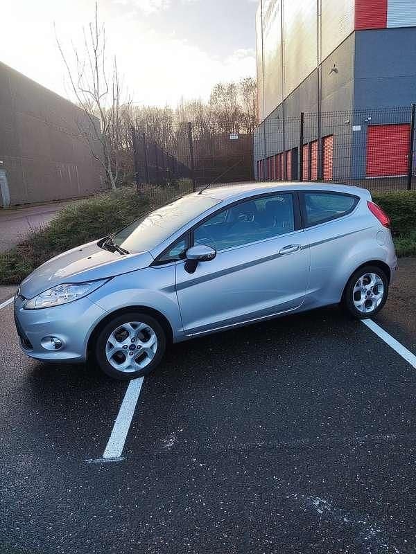 Grijs Gebruikt 2011 Ford Fiesta Titanium | € 4.295 (Eerlijke prijs) - Afbeelding 1/4