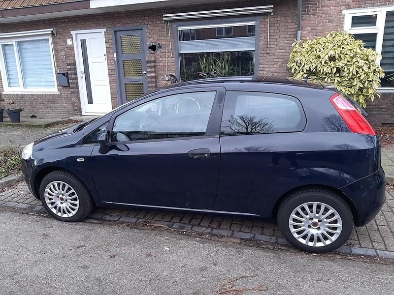 Blauw Occasion 2009 Fiat Grande Punto Active Hatchback | € 975 (Goede deal) - Afbeelding 1/4