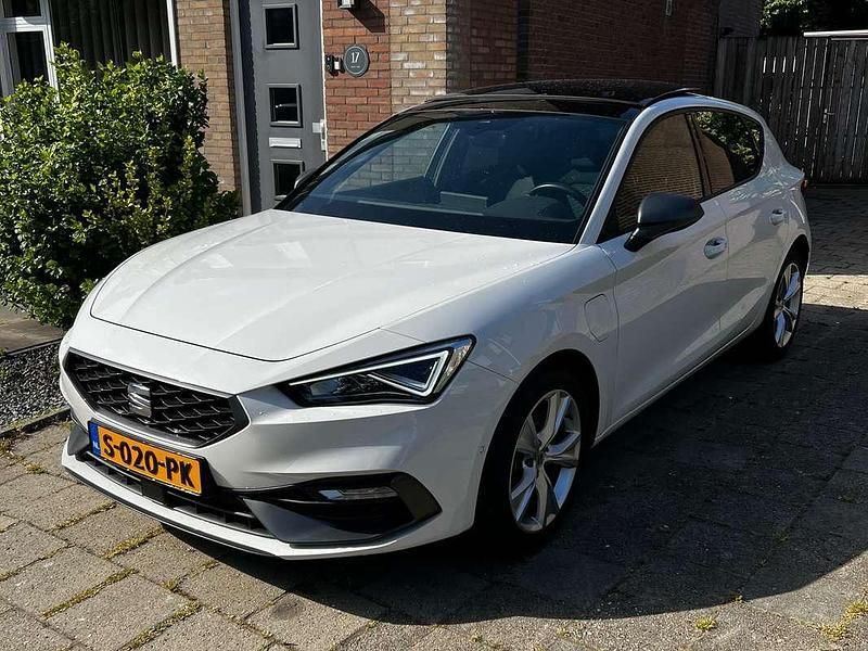 Wit Gebruikt 2020 Seat Leon Stationwagen | € 21.950 (Eerlijke prijs) - Afbeelding 1/4