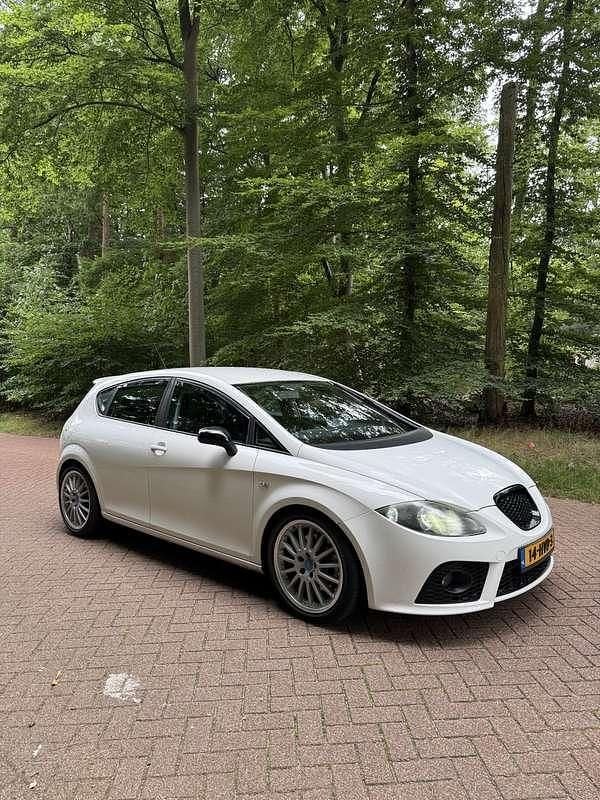 Wit Gebruikt 2009 Seat Leon FR MPV | € 3.999 (Eerlijke prijs) - Afbeelding 1/4