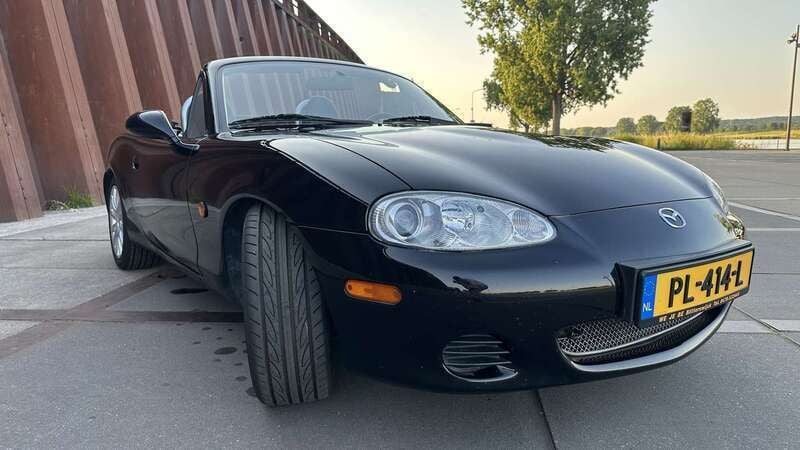 Zwart Gebruikt 2004 Mazda MX5 Dynamic Cabriolet | € 9.495 (Eerlijke prijs) - Afbeelding 1/4