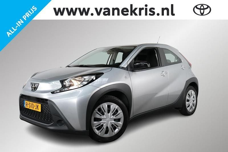 Zilver Gebruikt 2022 Toyota Aygo Play Hatchback | € 15.200 (Eerlijke prijs) - Afbeelding 1/4