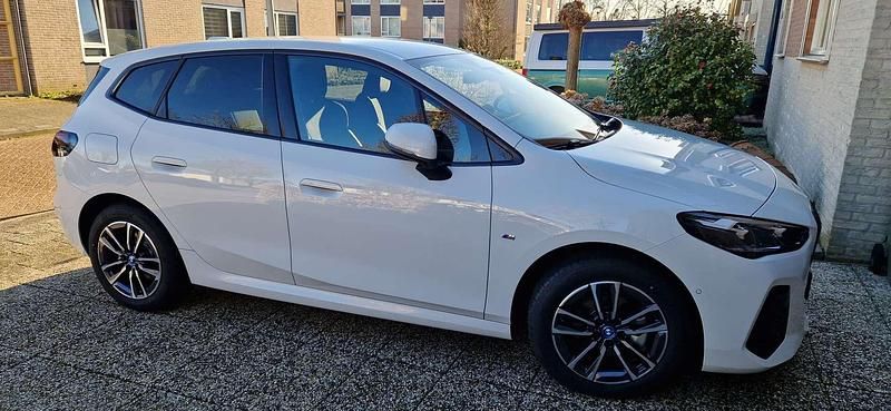 Wit Gebruikt 2024 BMW 225 Sport Line Stationwagen | € 38.650 - Afbeelding 1/4