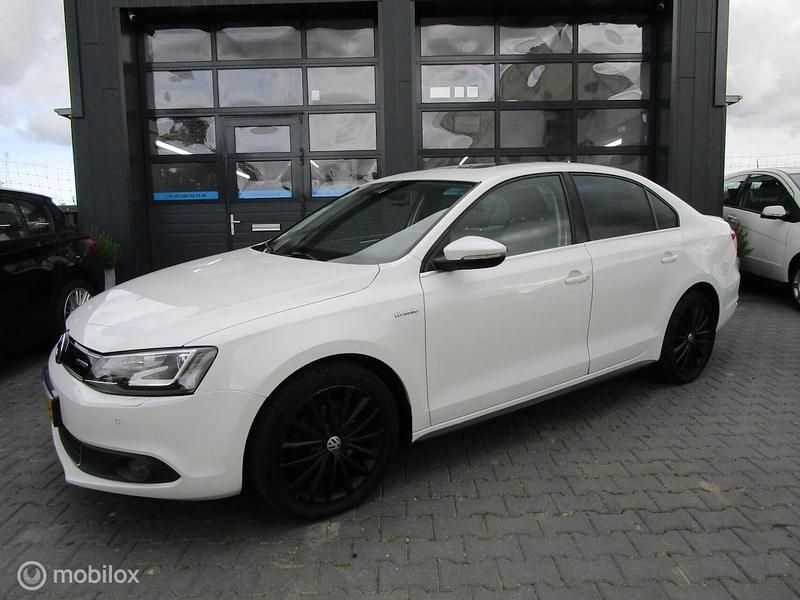 Wit Gebruikt 2013 VW Jetta Hybrid Highline Sedan | € 5.950 (Eerlijke prijs) - Afbeelding 1/4