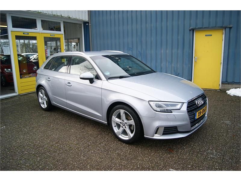 Grijs Occasion 2019 Audi A3 Sport Hatchback | € 11.950 (Goede deal) - Afbeelding 1/4