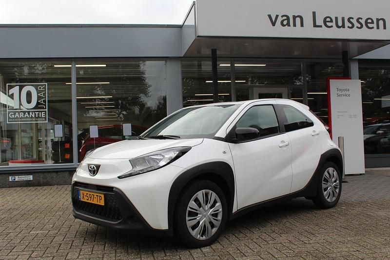 Wit Gebruikt 2024 Toyota Aygo X Play SUV | € 15.900 - Afbeelding 1/4