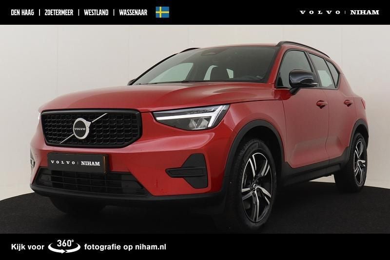 Rood Gebruikt 2025 Volvo XC40 Plus SUV | € 44.290 (Eerlijke prijs) - Afbeelding 1/4