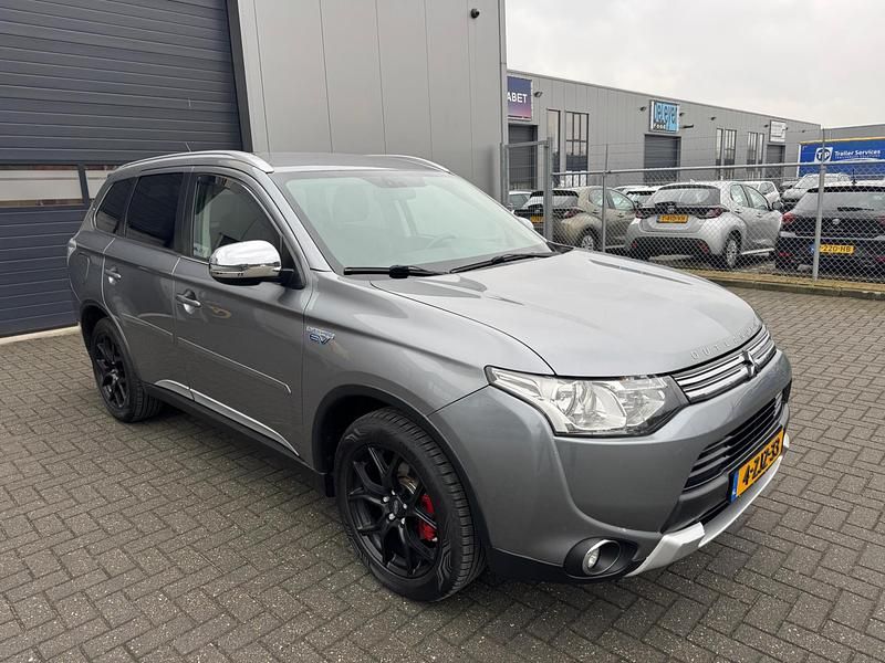 Occasion Mitsubishi Outlander P-HEV Edition 121 PK (88 kW) 2015 Grijs SUV