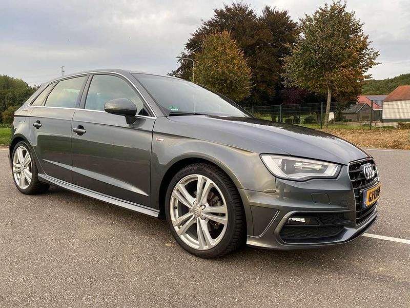 Grijs Gebruikt 2015 Audi A3 Sportback S-Line Hatchback | € 13.490 (Eerlijke prijs) - Afbeelding 1/4