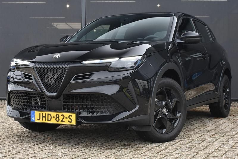 Zwart Gebruikt 2025 Alfa Romeo Junior SUV | € 32.745 (Super prijs) - Afbeelding 1/4
