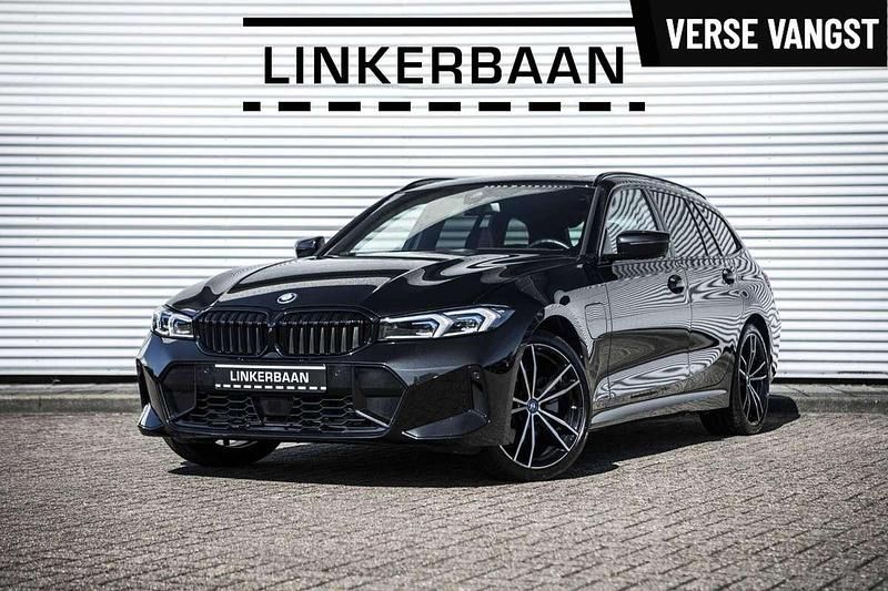 Zwart Gebruikt 2024 BMW 330e Stationwagen | € 51.450 (Eerlijke prijs) - Afbeelding 1/3