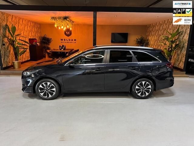Zwart Gebruikt 2024 Kia Ceed Stationwagen | € 27.990 (Goede deal) - Afbeelding 1/4
