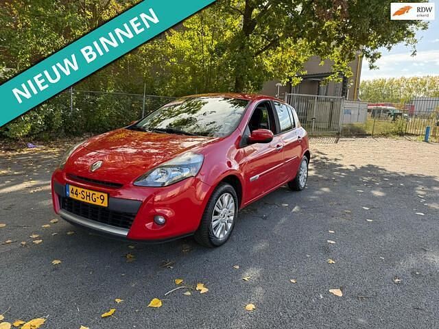 Rood Gebruikt 2011 Renault Clio II Collection Hatchback | € 2.199 (Goede deal) - Afbeelding 1/4