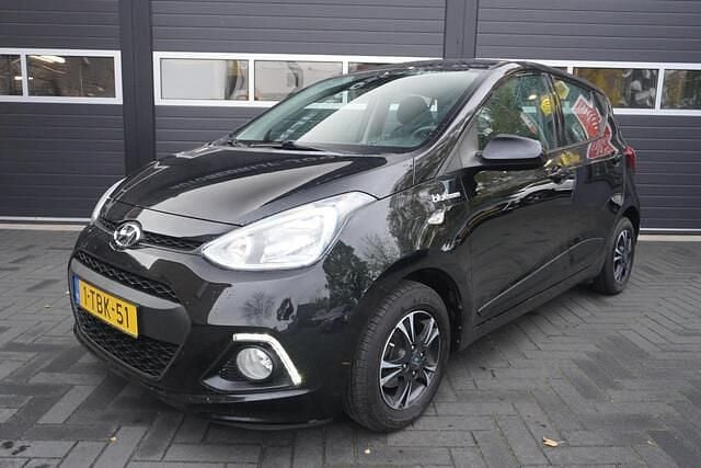 Zwart (metallic) Gebruikt 2014 Hyundai i10 Comfort Hatchback | € 4.900 (Goede deal) - Afbeelding 1/4