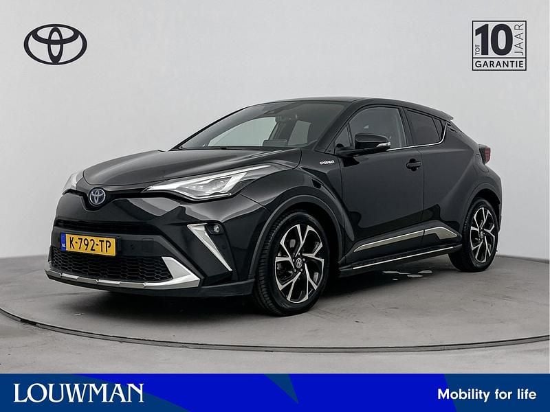 Night sky black metallic (donker zwart metallic) Gebruikt 2021 Toyota C-HR+ SUV | € 19.900 - Afbeelding 1/3