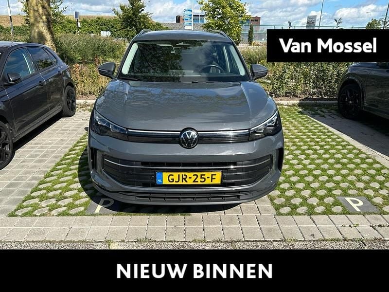 Grijs Gebruikt 2024 VW Tiguan Edition SUV | € 40.900 (Super prijs) - Afbeelding 1/4