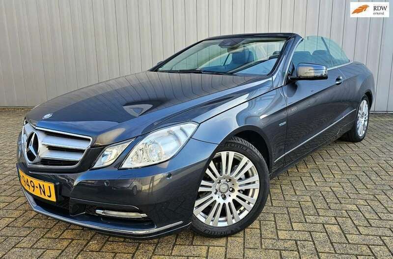 Grijs, metallic lak Gebruikt 2011 Mercedes E200 Cabriolet | € 24.950 (Duur) - Afbeelding 1/4