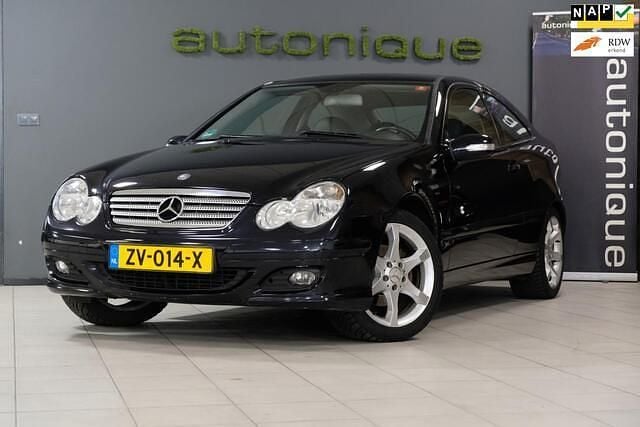 Zwart Gebruikt 2006 Mercedes C180 Sport Edition Coupé | € 4.995 (Eerlijke prijs) - Afbeelding 1/4