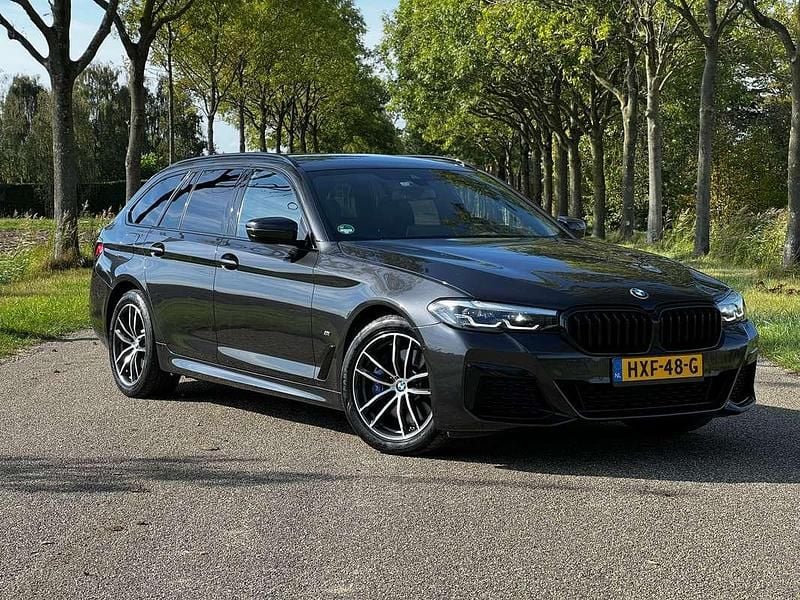 Grijs Gebruikt 2022 BMW 520 M Sport Stationwagen | € 31.945 (Super prijs) - Afbeelding 1/4