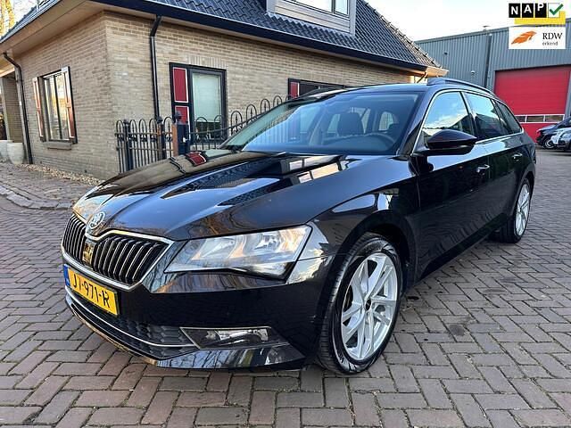 Zwart Gebruikt 2016 Skoda Superb Ambition Stationwagen | € 15.450 (Eerlijke prijs) - Afbeelding 1/4
