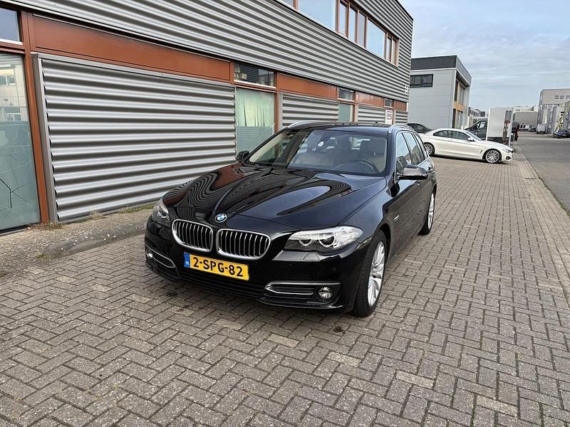 Zwart (metallic) Gebruikt 2013 BMW 520 Luxury Line Stationwagen | € 13.999 (Eerlijke prijs) - Afbeelding 1/4
