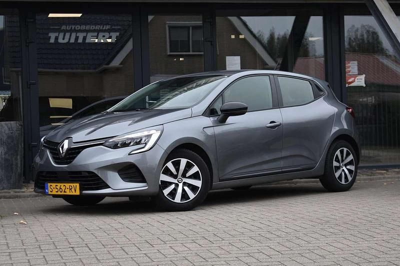 Grijs Gebruikt 2023 Renault Clio V Equilibre Hatchback | € 14.445 (Eerlijke prijs) - Afbeelding 1/4