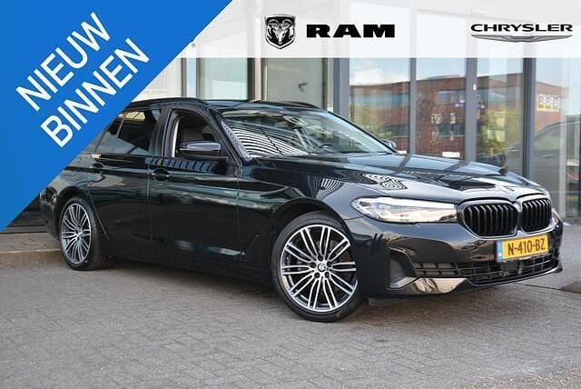 Zwart Gebruikt 2021 BMW 520 Comfort Edition Stationwagen | € 37.950 (Eerlijke prijs) - Afbeelding 1/4