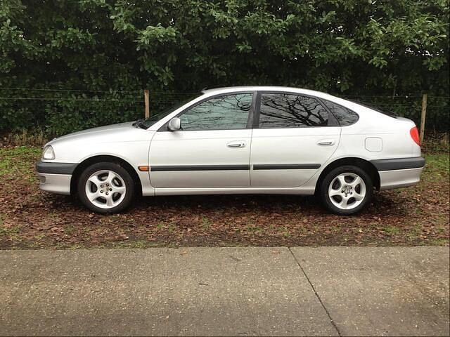 Occasion Toyota Avensis Sol 110 PK (80 kW) 1999 Grijs Hatchback