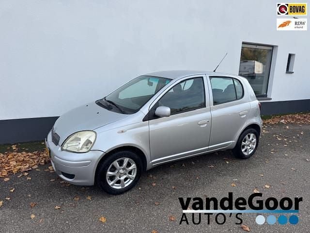 Grijs (metallic) Gebruikt 2004 Toyota Yaris Hatchback | € 2.750 (Eerlijke prijs) - Afbeelding 1/4