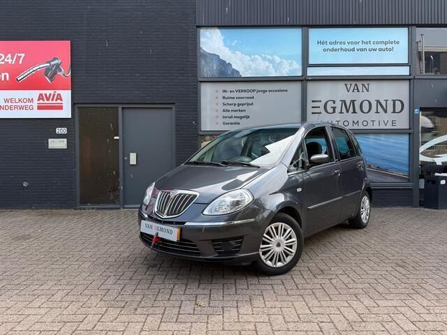 Grijs, metallic lak Gebruikt 2008 Lancia Musa MPV | € 1.950 (Iets duurder) - Afbeelding 1/4