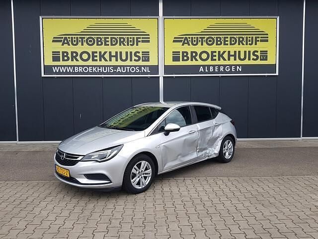 Grijs (metallic) Occasion 2018 Opel Astra Business Hatchback | € 4.600 (Super prijs) - Afbeelding 1/4
