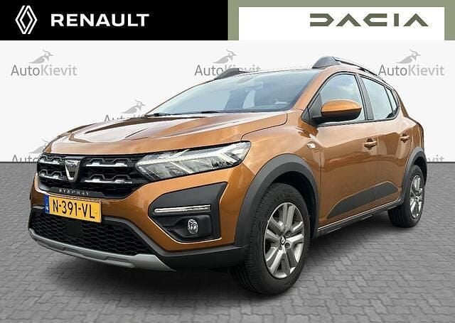 Oranje (metallic) Occasion 2022 Dacia Sandero Comfort Hatchback | € 15.950 (Eerlijke prijs) - Afbeelding 1/3