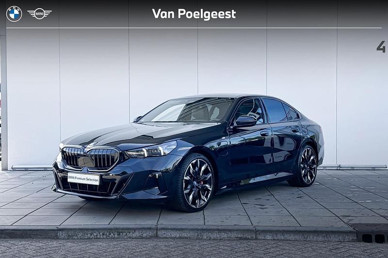 Zwart Gebruikt 2024 BMW 550e Comfort Edition Sedan | € 76.900 (Eerlijke prijs) - Afbeelding 1/4