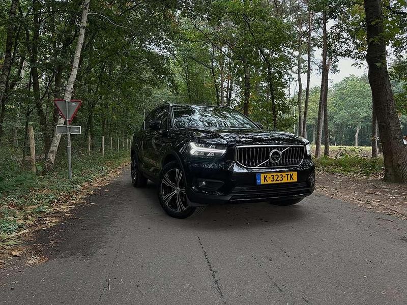 Zwart Gebruikt 2021 Volvo XC40 Inscription SUV | € 30.950 (Iets duurder) - Afbeelding 1/4