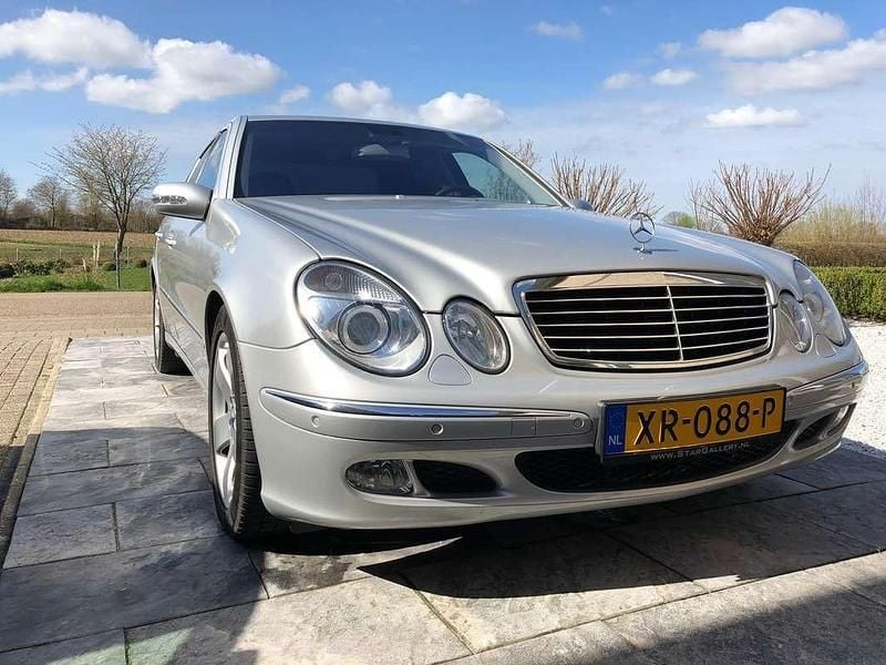Zilver Gebruikt 2003 Mercedes E500 Elegance Sedan | € 12.995 (Iets duurder) - Afbeelding 1/4
