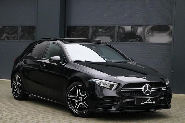 Zwart (metallic) Occasion 2019 Mercedes A180 AMG Hatchback | € 20.949 (Eerlijke prijs) - Afbeelding 1/4