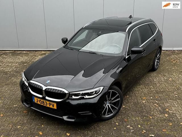 Zwart Gebruikt 2020 BMW 320 Executive Stationwagen | € 22.800 (Goede deal) - Afbeelding 1/4